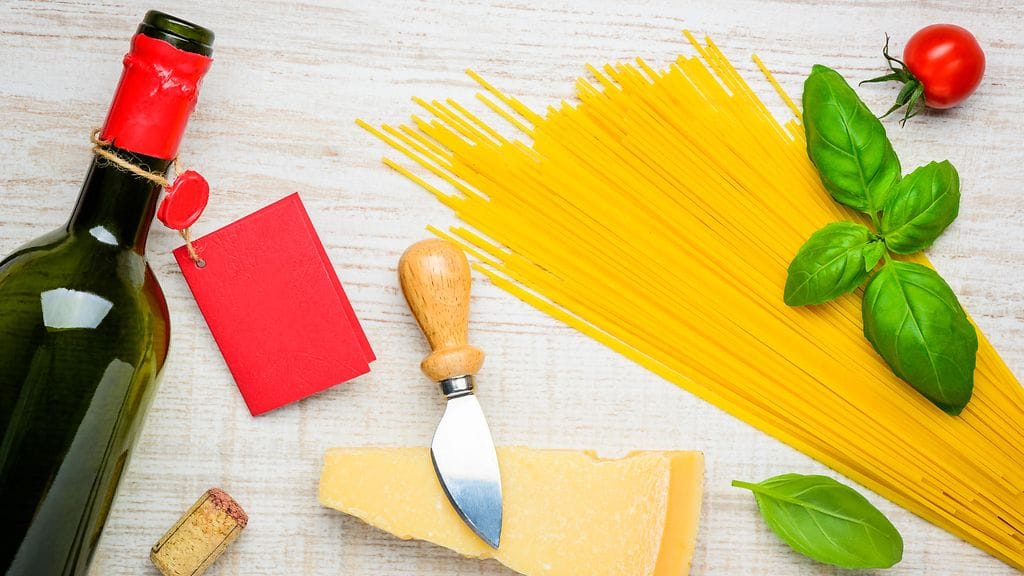 Punaviinistä saa kivaa makua pastaan.