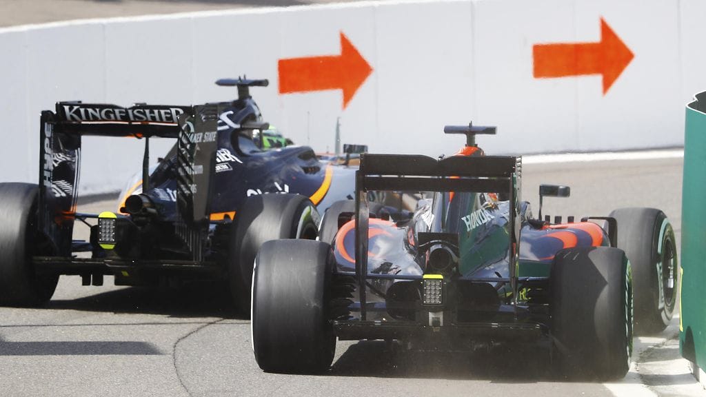 Nico Hülkenberg ja Fernando Alonso lähes rinnakkain varikon ulostulolla.