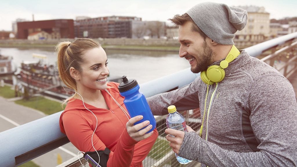 Itsevarmuus on avainasemassa kuulokkeita käyttävää naista lähestyttäessä.