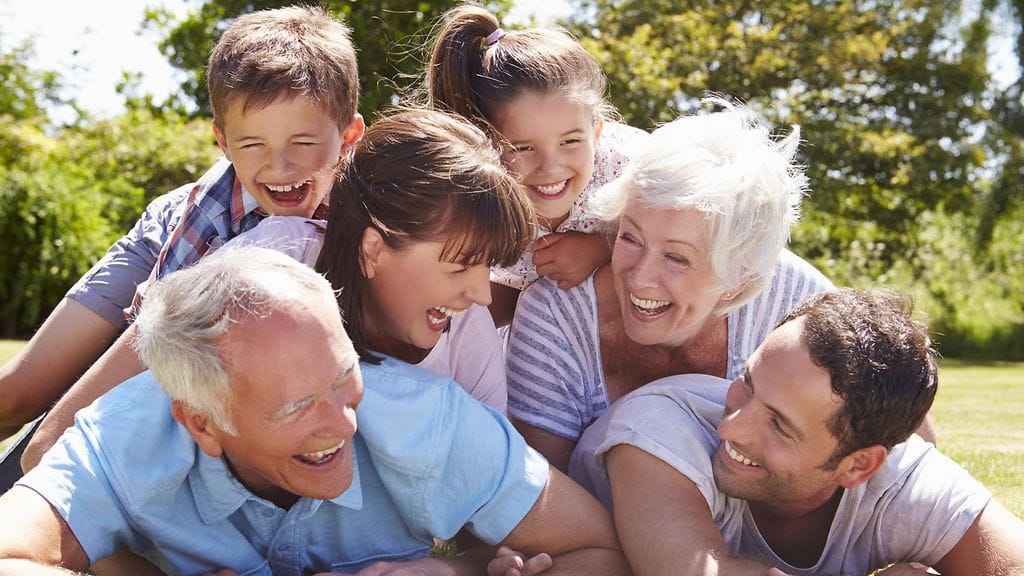 Stereotypioista huolimatta vanhemmat ihmiset ovat tuktimuksen mukaan nuoria onnellisempia.