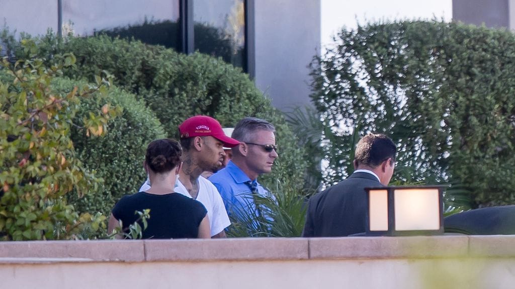 Chris Brown kuvattuna kartanonsa pihalla 31.8.2016