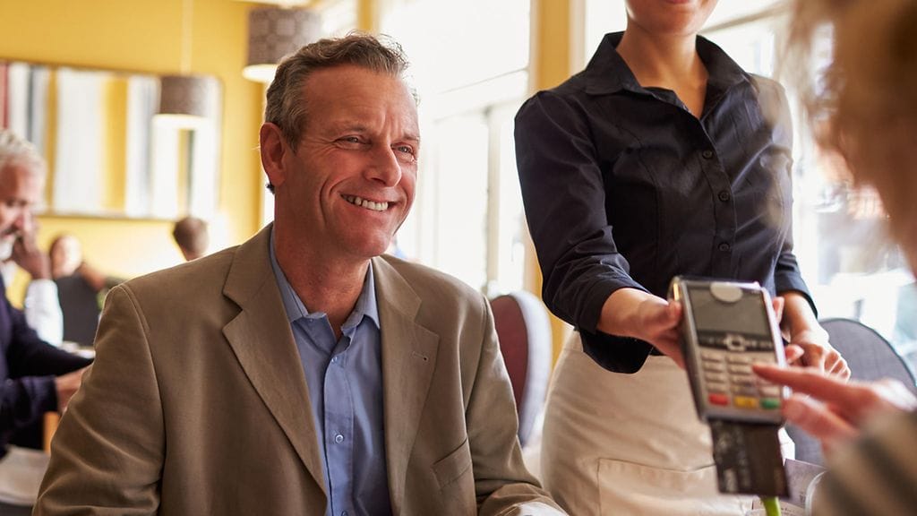 Treffeillä miehet tarjoutuvat usein maksamaan laskun.