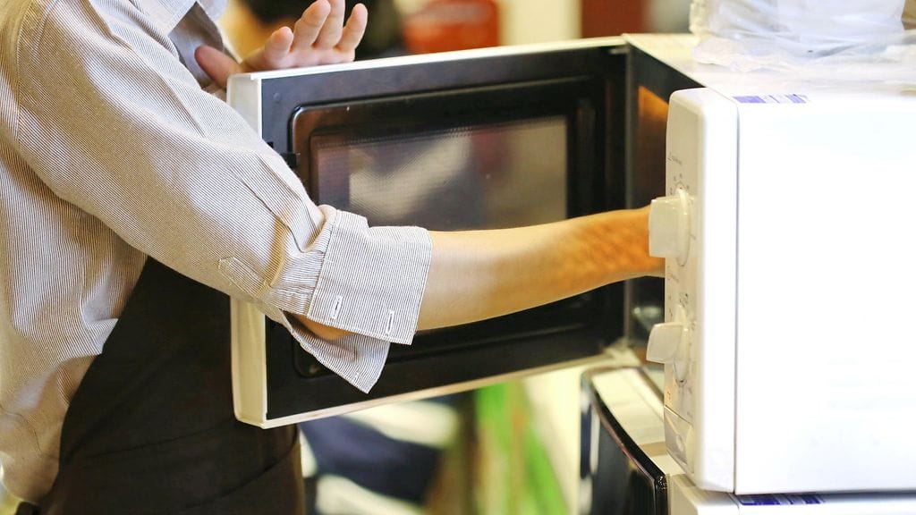 Asiantuntijan mukaan keittiöstä tulisi poistua mikron käytön ajaksi.