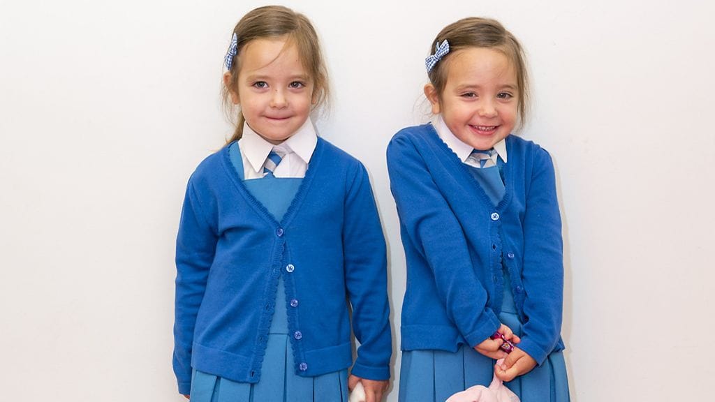 Rosie Formosa and Ruby Formosa poseerasivat koulu-uniformuissaan. He aloittavat koulun Kentissä Britanniassa ensi kuussa.