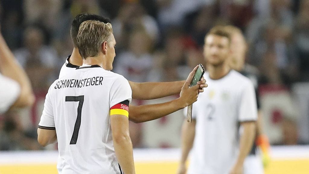 Schweinsteiger Bastian 2016 Suomi fani selfie (1)