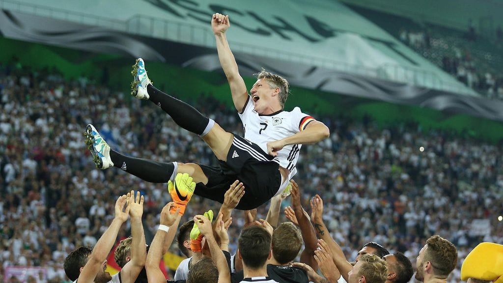 Bastian Schweinsteiger pelasi Suomea vastaan uransa viimeisen maajoukkuepelin Saksan paidassa.