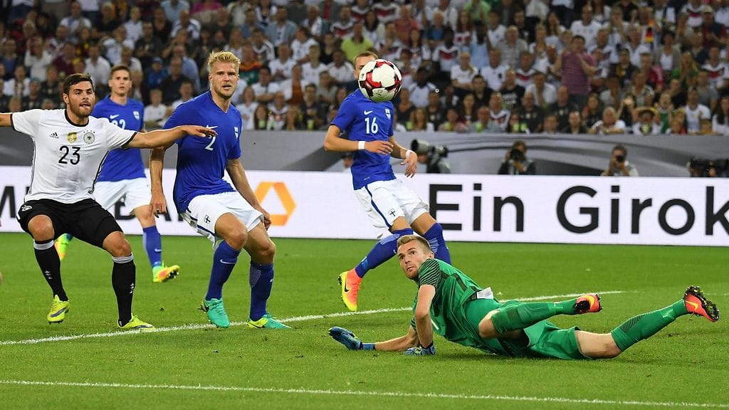 Lukas Hradecky joutui antautumaan kahdesti Suomen maalilla.
