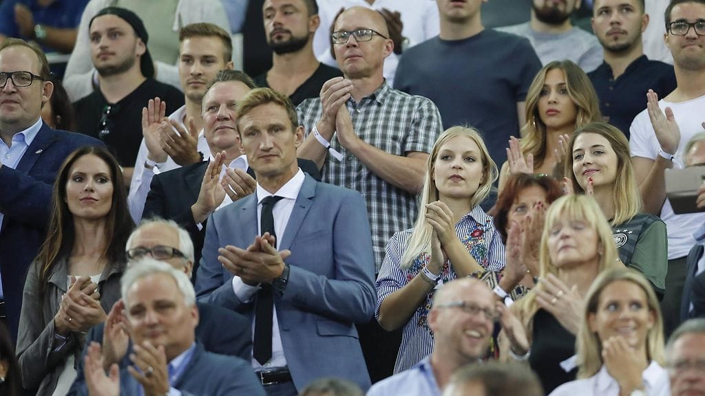 Sami Hyypiä ja Susanna Rissanen olivat kannustamassa Suomea.