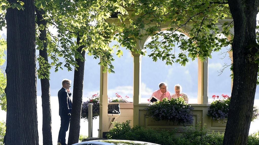 Maatalous- ja ympäristöministeri Kimmo Tiilikainen, perhe- ja peruspalveluministeri Juha Rehula ja hallituskauden puolivälissä salkun ottava kansanedustaja Annika Saarikko huvimajassa pääministerin virka-asunnolla Kesärannassa Helsingissä 31. elokuuta 2016. Kesärannassa käydään tänään hallituksen budjettineuvotteluita.
