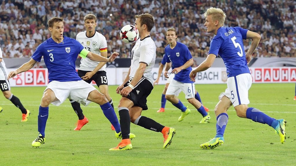 Juhani Ojala (oik.) pelasi Saksaa vastaan keskiviikkona.