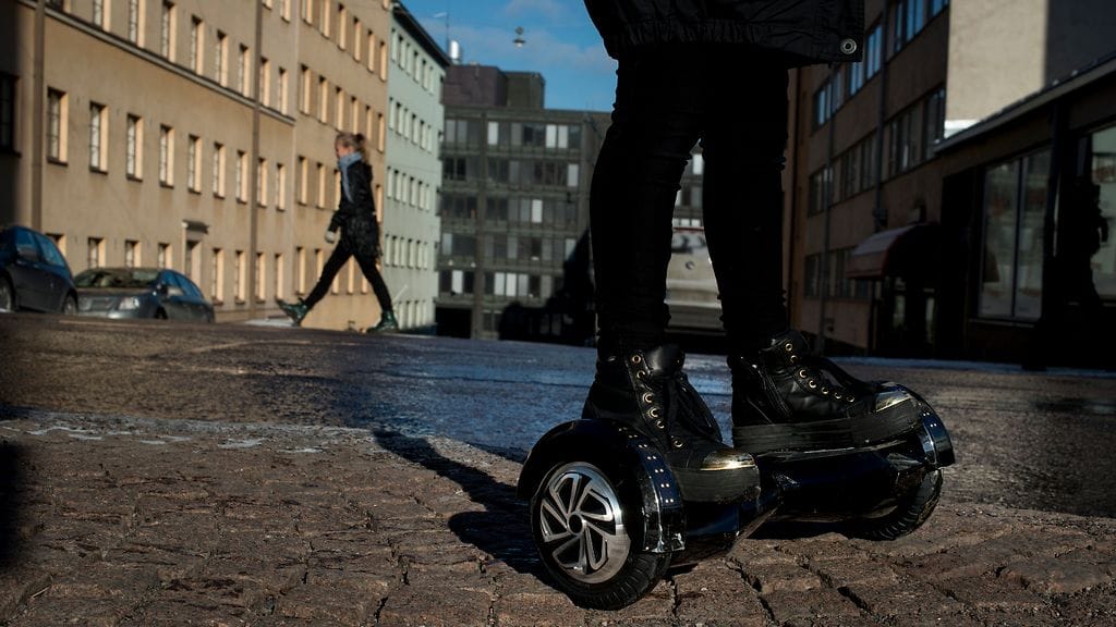 Sähköiset kulkupelit liikkuvat suhteellisen äänettömästi ja niiden nopeus voi tuntua yllättävältä jalakulkijoihin verrattuna.