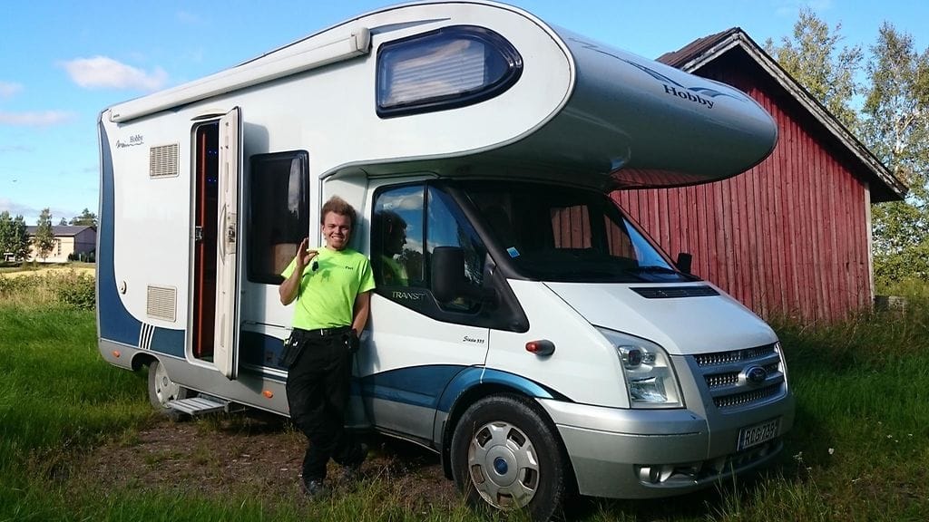 Leevi Hautamäki vaihtoi yksiönsä kymmenen vuotta vanhaan asuntoautoon. Autolla on tarkoitus lähteä maailmalle viimeistään tammikuussa.