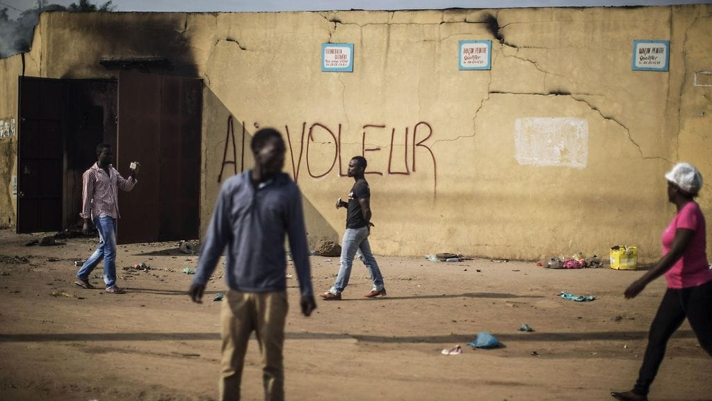 Gabonilaisia palaneen rakennuksen edustalla syykuun 1. päivä. Vaalien tulos on herättänyt levottomuuksia maan pääkaupungissa Librevillessä.