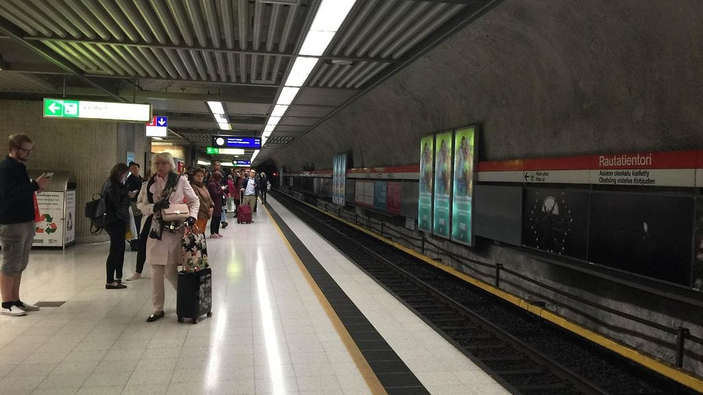 Metroliikenteen pysähtyminen on aiheuttanut ruuhkautumista laitureilla. KUVA: Carlos Sunila