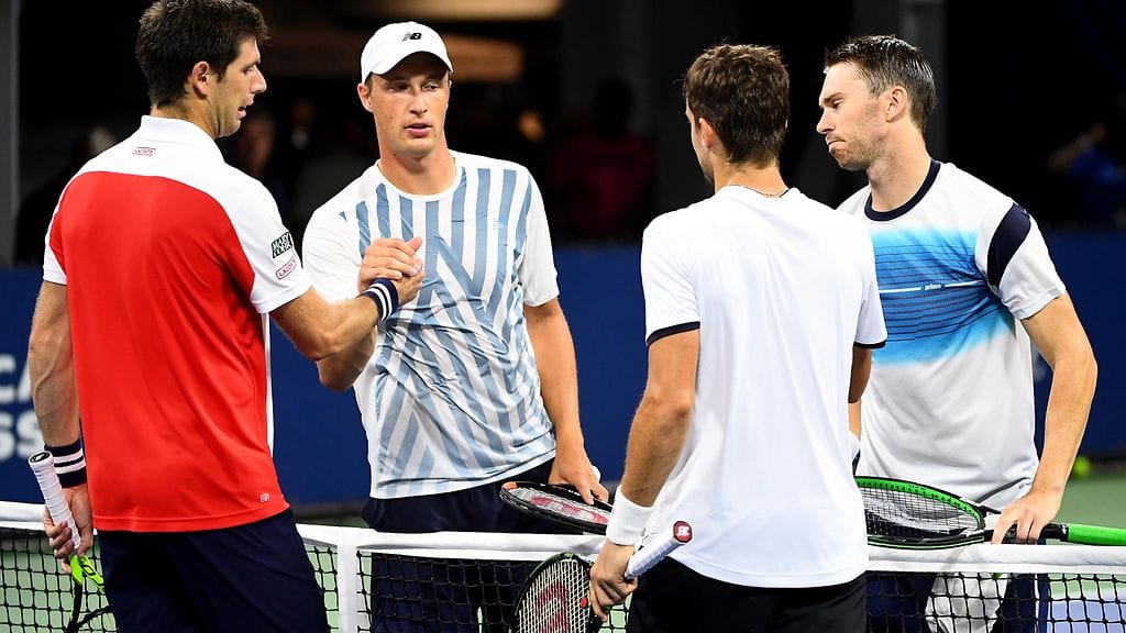 Henri Kontinen (toinen vas.) ja John Peers (oik.) poistuivat kentältä voittajina.