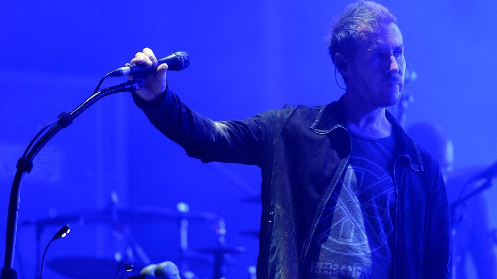 Massive Attackin nokkamies Robert Del Naja lavalla Paleo-festivaaleilla Sveitsin Nyonissa 22. heinäkuuta 2016.