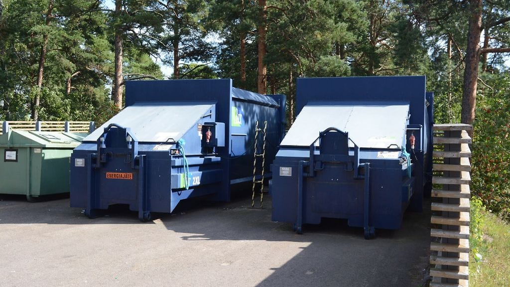 Kotkassa sattui aamulla hieman ennen kahdeksaa onnettomuus ammattioppilaitoksen pihalla, kun ihminen jäi puristuksiin jätepuristimeen.