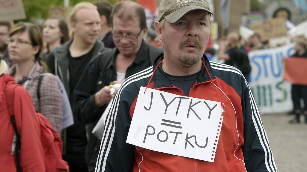 Joukkovoima-kansanliikkeen Ei leikkauksille! -mielenosoitus lähti liikkeelle Helsingin Rautatientorilta 3. syyskuuta 2016. Mielenosoituksessa vastustettiin hallituksen leikkauspolitiikkaa. LEHTIKUVA / MARKKU ULANDER