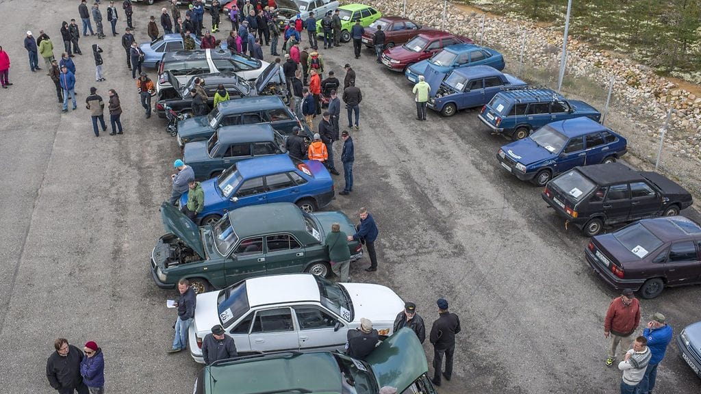 Tulli huutokauppasi turvapaikanhakijoiden rajanylitykseen käyttämiä vanhoja itäautoja Raja-Joosepin rajanylityspaikalla Inarissa 3. syyskuuta 2016.