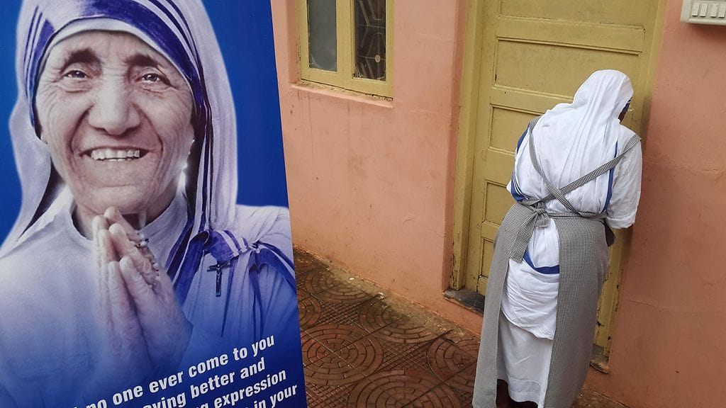 Äiti Teresa työskenteli pääosin Intiassa, jonne hän perusti Laupeuden Sisaret -nimisen järjestön auttamaan köyhiä ja sairaita.