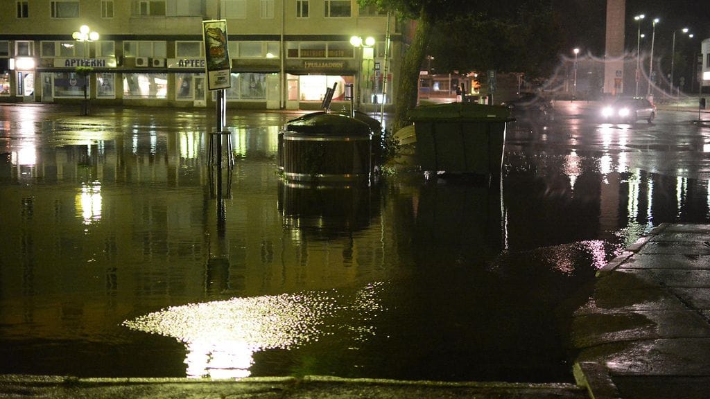 Kotkan keskustassa on viime yön aikana satanut vettä lammikoiksi asti.
