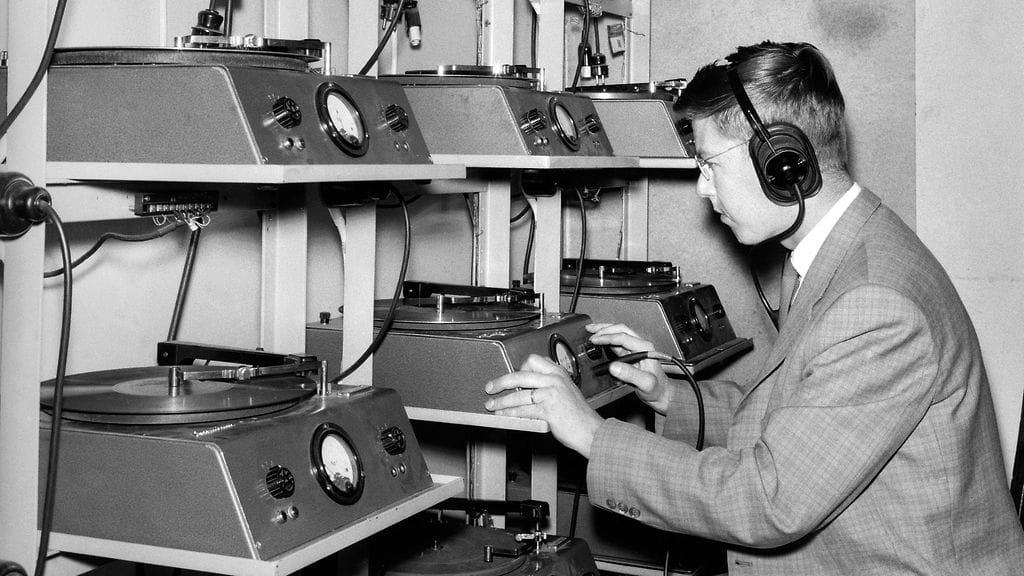 Suomen tietotoimiston toimitus 30. elokuuta 1962. Radiouutistoimituksen Kaj Linden lukee puhelinuutisia levylle.