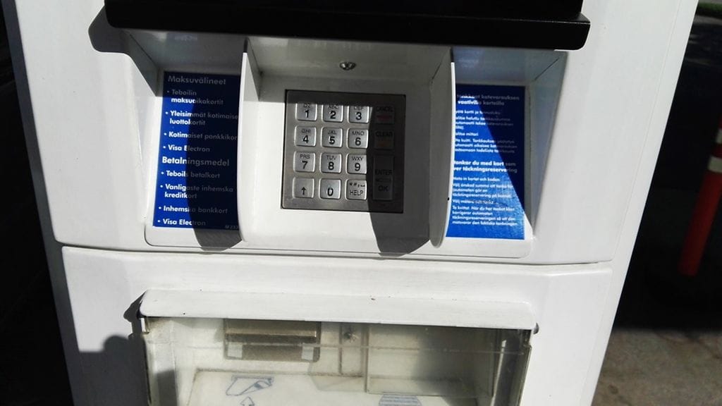 Kuvan yläreunassa nähtävissä musta levy on skimmauslaitteen kamerayksikön etureuna, joka tulee selvästi ulos automaatista. Kuva aiemmin Turun satamassa paljastuneesta tapauksesta.