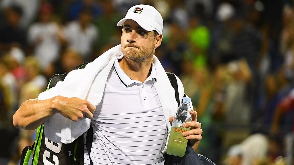 John Isnerillä on tuumaustauon paikka.