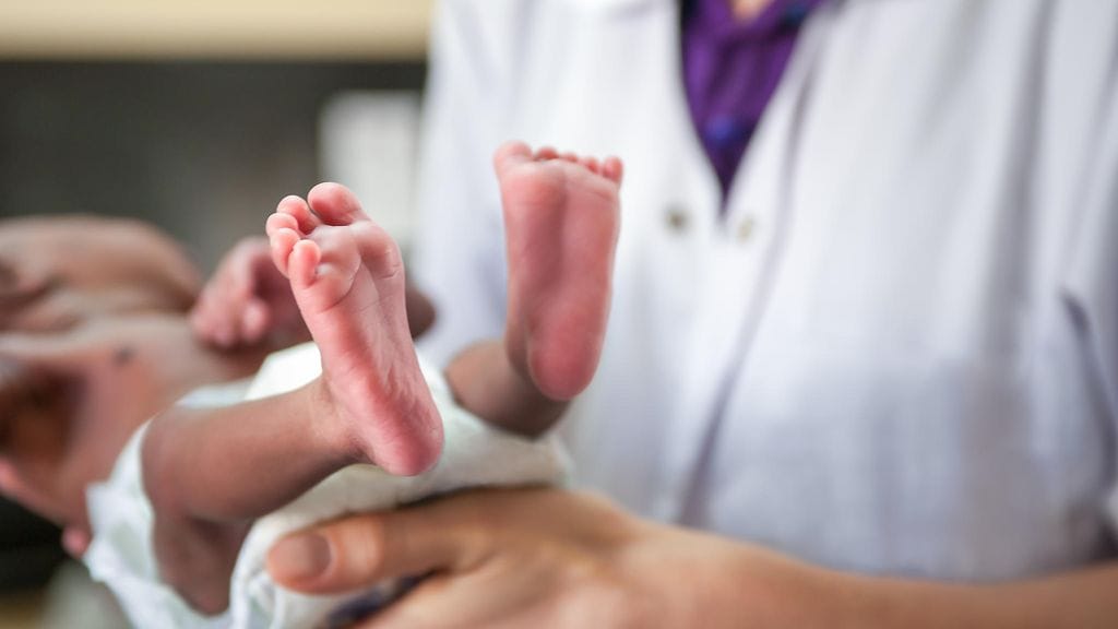 Nainen nost isyytteen spermapankkia vastaan sen jälkeen, kun jhän sai tietää odottavansa tummaihoisen miehen lasta.