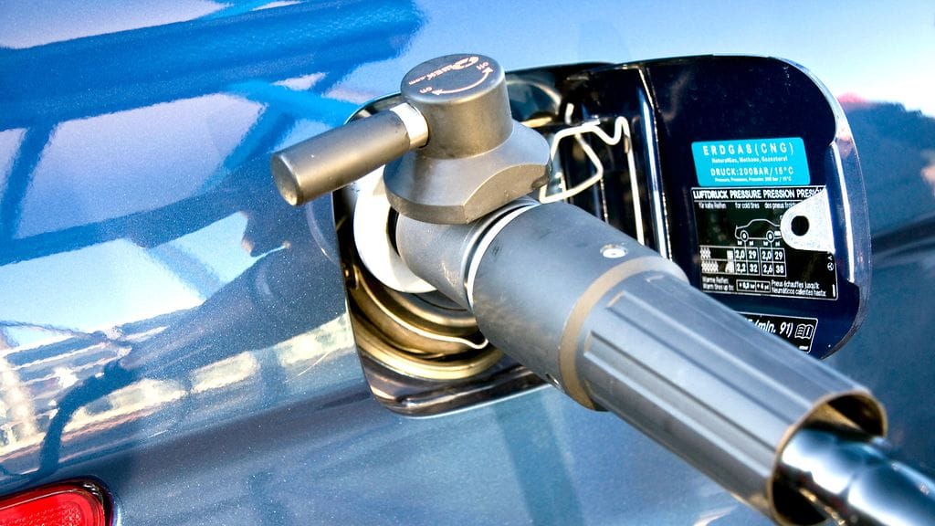 Koska kaasuautosta löytyy myös bensatankki, kaasuautoilijalla on käytössään yli 2000 tankkausasemaa ympäri Suomea.