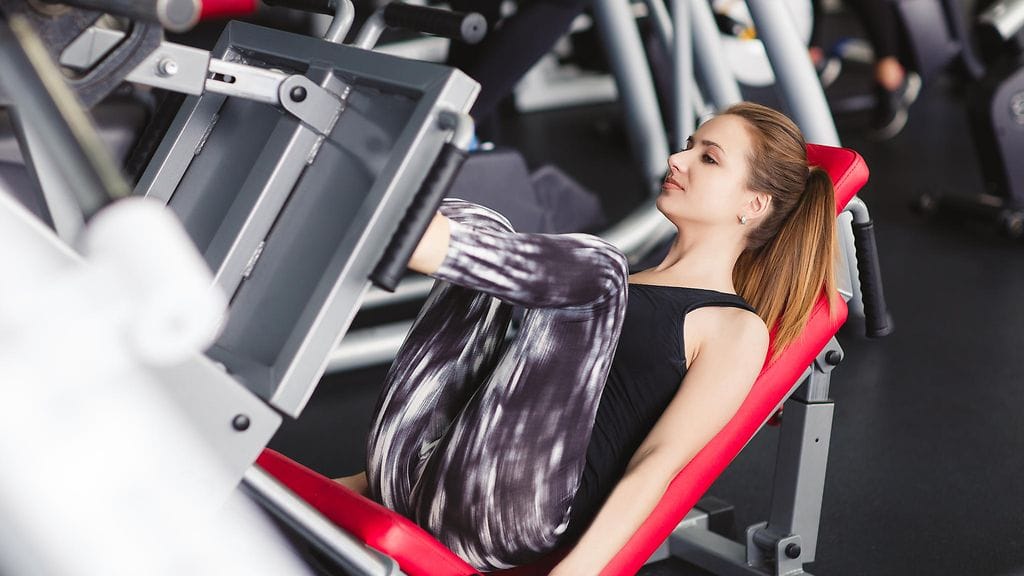 Jalkaprässi on yksi suosituimmista kuntosalilaitteista, mutta asiantuntijan mukaan tavallinen kyykky olisi parempi vaihtoehto.