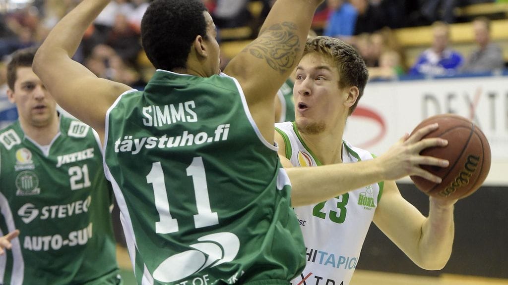 Anton Odabasi (oik.) Hongan paidassa helmikuussa 2015.