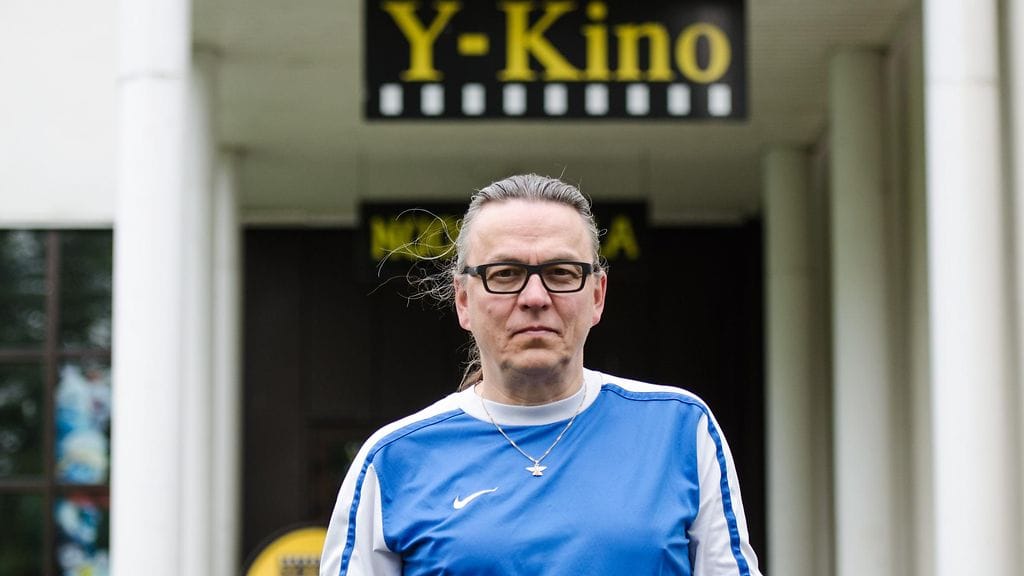 Monitoimimies Ilkka Peura on myös paikallisen Y-Kino-elokuvateatterin pyörittäjä.