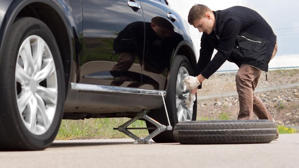 Autosta löytyvät renkaanvaihtovälineet on tarkoitettu vain hätätilanteita varten. Kausivaihtoja niillä ei ole tarkoitettu tehtäväksi.