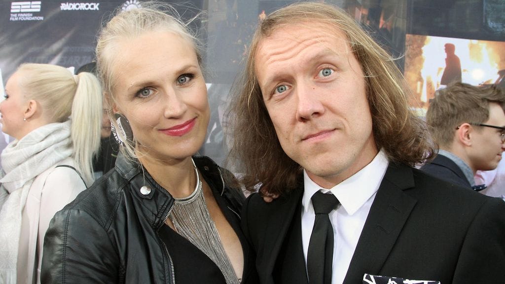 Pään samassa kaltevuuskulmassa pitämistä selkeästi yhdessä harjoitelleet Minna Kauppi ja Sipe Santapukki Teit meistä kauniin -elokuvan kutsuvierasensi-illassa 6. syyskuuta 2016.