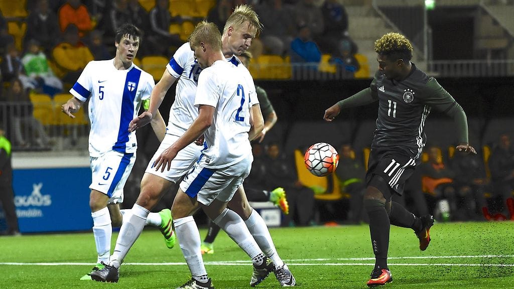 Serge Gnabry (oik.) iski Saksan voittomaalin.