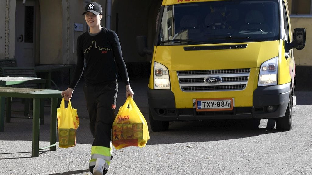 Alepan Kauppakassi toimittaa verkkokauppatilauksia Helsingin Kampissa keskiviikkona 31. elokuuta 2016. LEHTIKUVA / JUSSI NUKARI