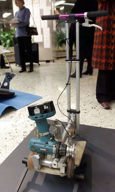 Spede potkulauta jossa on on akkuporakone moottorina.