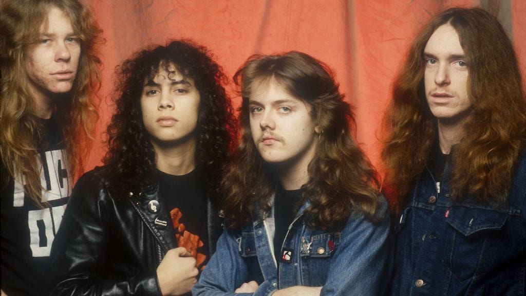 Metallican basisti Cliff Burton (kuvassa oikealla) kuoli liikenneonnettomuudessa 27. syyskuuta 1986. Yhtyeen muut jäsenet, (vasemmalta oikealle) James Hetfield, Kirk Hammett ja Lars Ulrich vaikuttavat yhtyeessä edelleen.