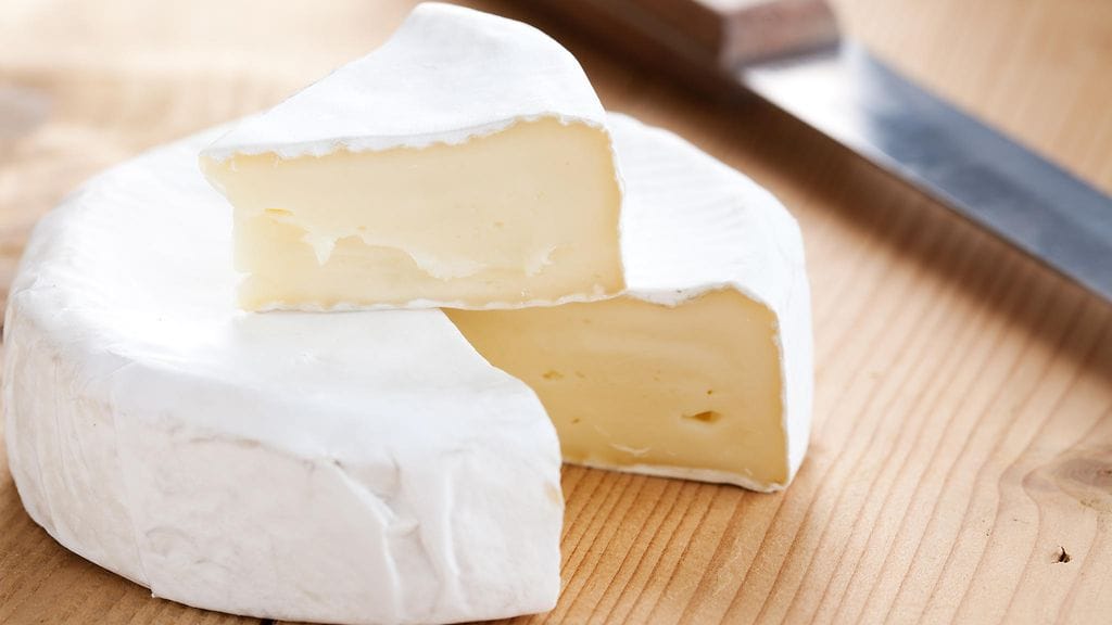 Brie on pehmeää juustoa, jossa on listerian riski.