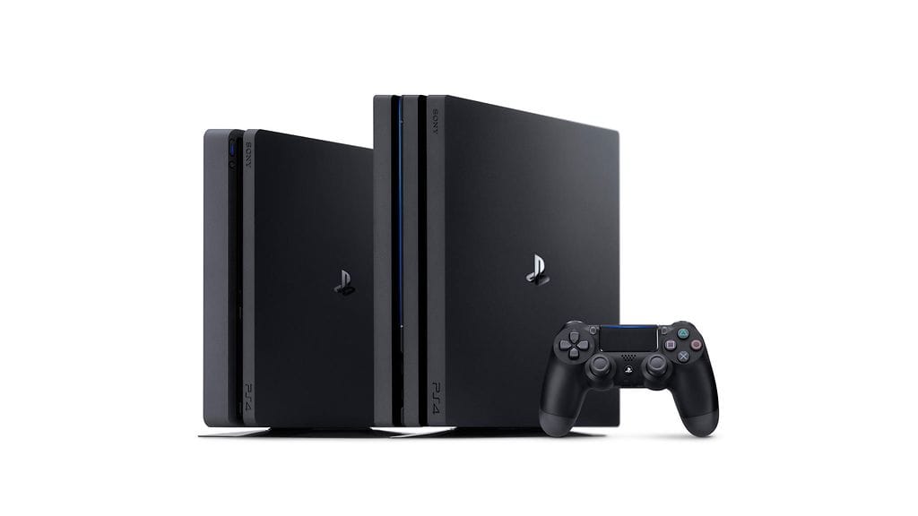 Kuvassa oikealla puolella uusi PlayStation 4 Pro ja vasemmalla puolella uusi ohuempi ja kevyempi PlayStation 4.