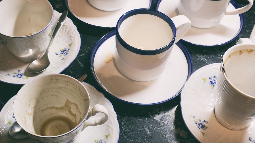 Tämän niksin luettuasi sinun ei enää koskaan tarvitse murehtia pinttyneitä kahvikuppejasi.