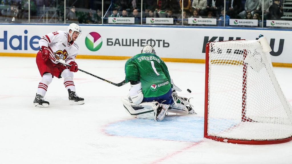 Tommi Huhtala tekee ratkaisumaalia ohi Ufan ruotsalaisvahdin Niklas Svedbergin.