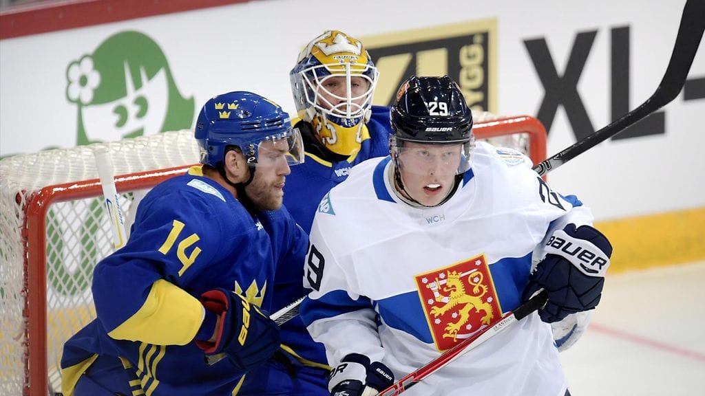 Patrik Laine maalinedusväännössä Mattias Ekholmin kanssa.