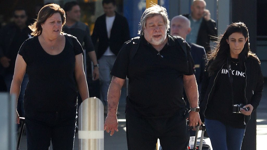 Steve Wozniak ja Janet-vaimo (vas.) kuvattuina Perthin lentokentällä Australiassa 24. elokuuta 2016.