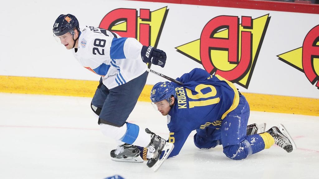 Lauri Korpikoski jyräsi Marcus Krügerin jään pintaan torstain ottelussa.