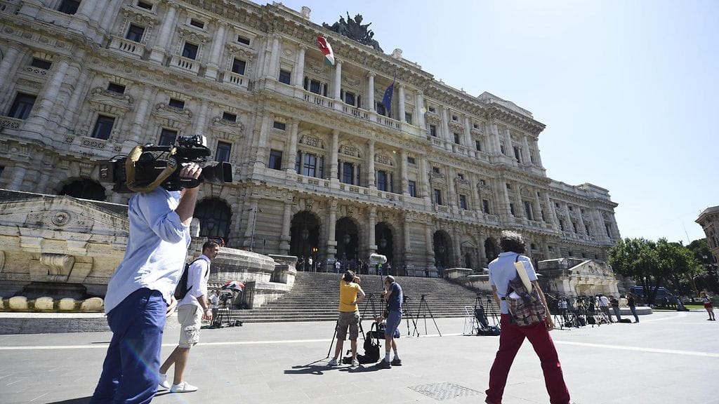 Italian korkein oikeus vapautti opiskelijoiden edessä masturboineen miehen vankeustuomiostaan, koska lainmuutoksen mukaan teko ei enää ole rikos. Miestä uhkaavat yhä kuitenkin 5000–30 000 euron sakot. Kuvassa Italian korkeimman oikeuden rakennus Roomassa.