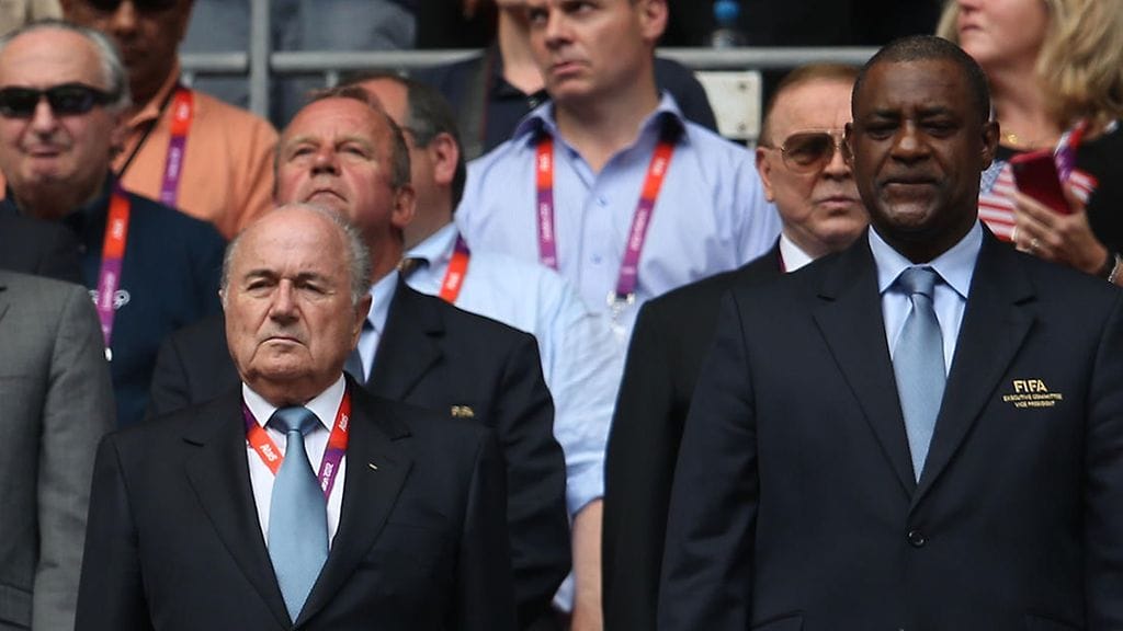 Jeffrey Webb (oik.) seisoo entisen puheenjohtajan Sepp Blatterin rinnalla Lontoon olympiafinaalin alla 2012.