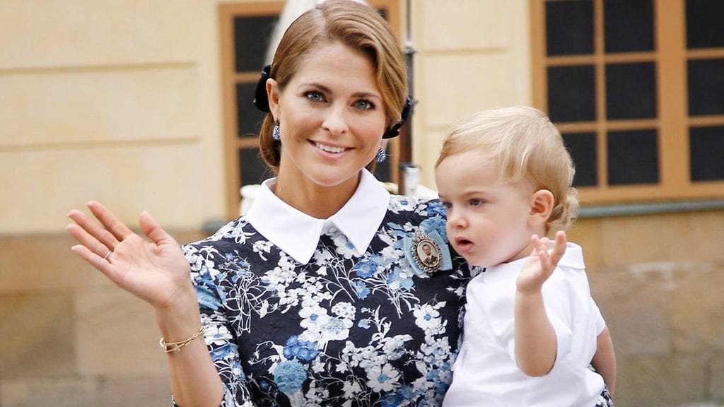 Madeleine ja Nicolas vilkuttelivat yleisölle saapuessaan kastetilaisuuteen 9. syyskuuta 2016.