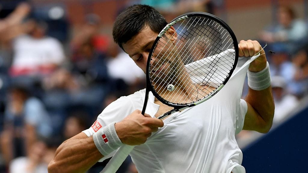 Novak Djokovic turhautui otteisiinsa välierässä.